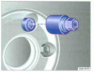 Fig. 192 Changement d'une roue : boulon antivol de roue et adaptateur