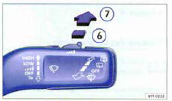 Fig. 78 Commande de l'essuie-glace arriére.