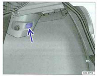 Fig. 114 Dans le coffre à bagages : prise de courant 12 volts