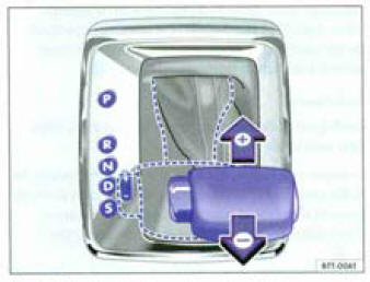 Fig. 126 Levier de vitesses dans la vaie de passage Tiptronic (véhicules à direction à gauche). Position symétriquement opposée pour les vêhicules à direction à droite.