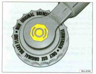 Fig. 131 Dans le compartiment-moteur : bouchon du réservoir de liquide do frein