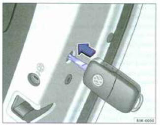 Fig. 179 Verrouillage d'urgence du véhicule â l'aide du clé du véhicule