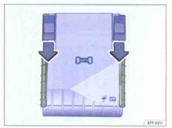 Fig. 198 Dans le compartiment-moteur : cache de boite  à fusibles