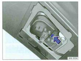 Fig. 205 Retirez le porte-ampoule integré au capot de coffre.