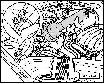 Recherche de défauts d'étanchéité sur le circuit frigorifique avec le détecteur de fuites -VAS 6196- ou le détecteur de fuites -VAS 6201- ou un modèle ultérieur