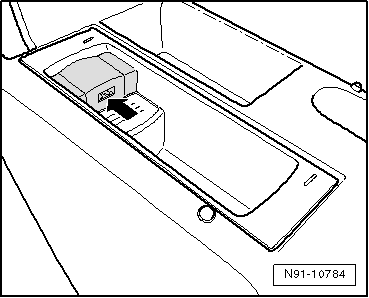 Emplacement de montage du port USB -flèche- dans l'accoudoir central relevable