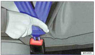 Fig. 53 Insertion du péne de la ceinture de sécurité dans le boîtier de