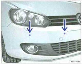 Fig. 135 Capteurs du système d'aide au stationnement avant du pare-chocs