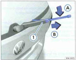 Fig. 167 Remplacement du balai d'essuie-glace arriére