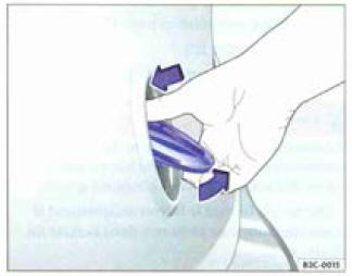 Fig. 27 Ouverture du hayon depuis l'extérieur.